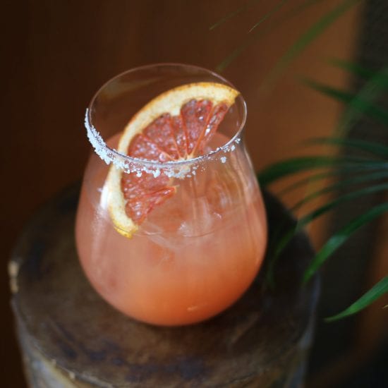 Der Paloma Cocktail kombiniert Tequila mit Grapefruit-Limonade und Salzrand