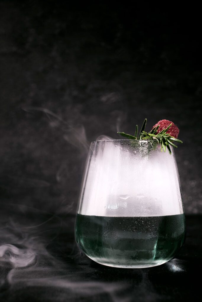 Einer der Signature Cocktails im The Vue ist „Der Bergnebel“ mit Himbeergeist und „Nebel“ aus Rosmarin-Rauch