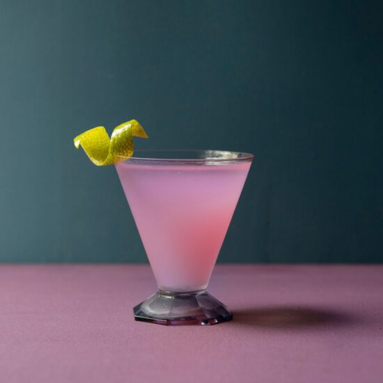 Der Attention Cocktail besteht aus Gin, Wermut, Absinth und Crème de Violette