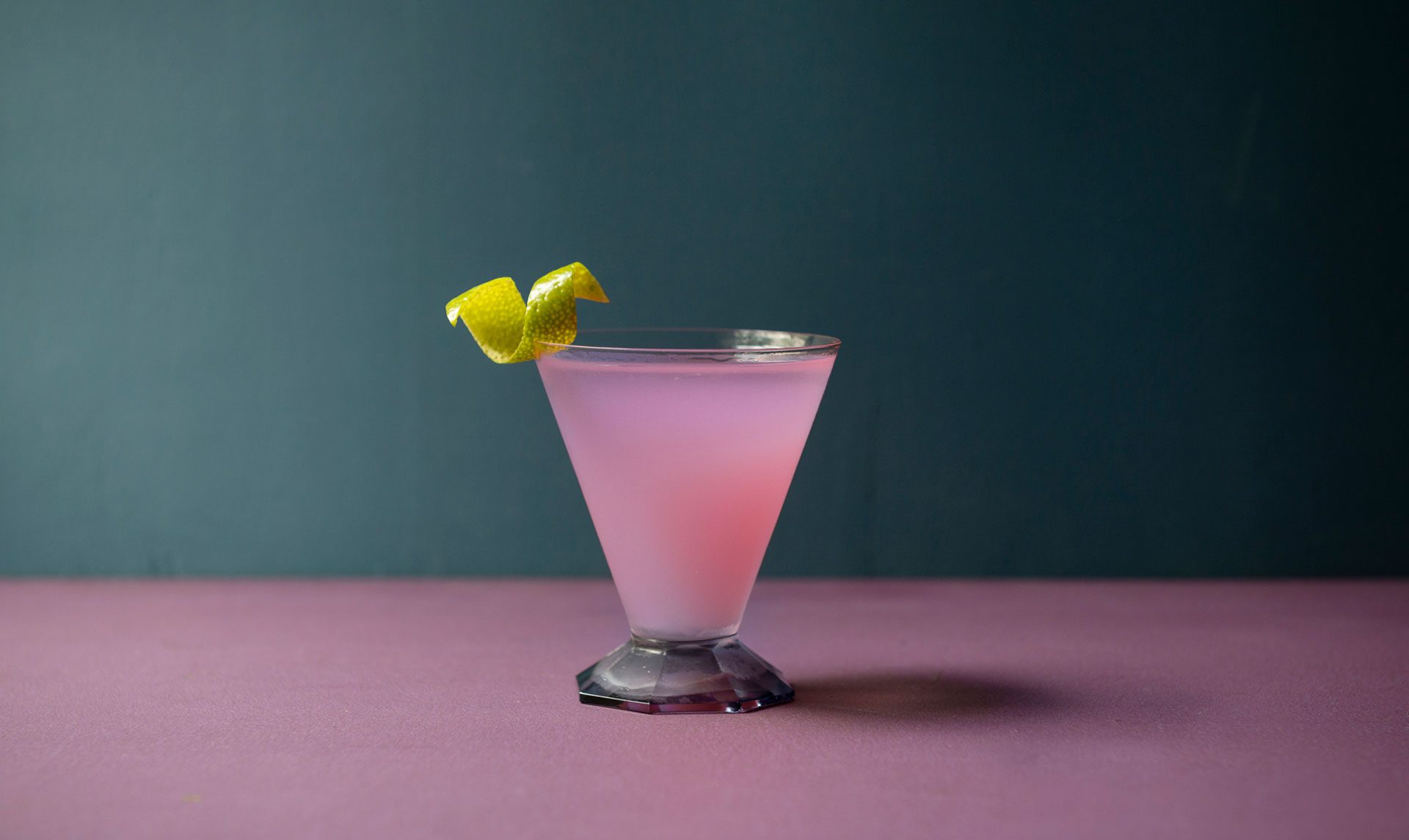 Der Attention Cocktail besteht aus Gin, Wermut, Absinth und Crème de Violette