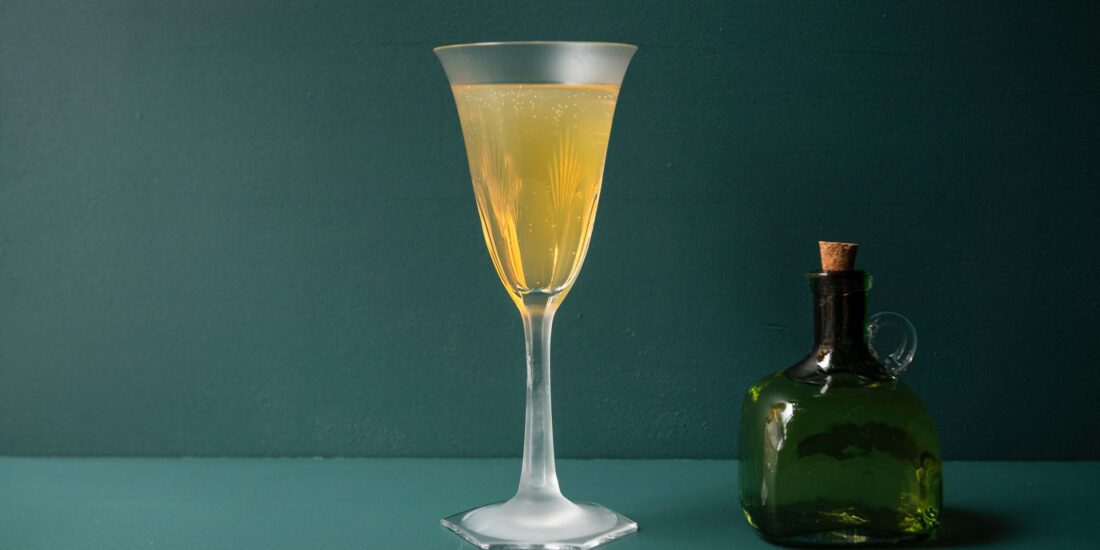 Der Death in the Afternoon Cocktail besteht aus Absinth und Champagner