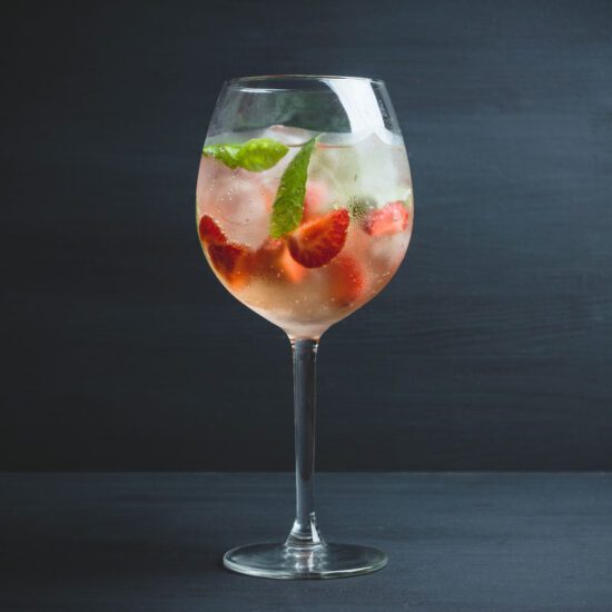 Für den Wildberry Lillet Cocktail treffen sich Lillet Blanc und Schweppes Wildberry im Verhältnis von 1:2 auf viel Eiswürfel im Glas