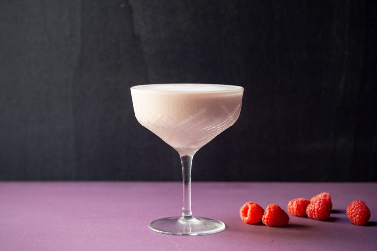Das Rezept des Belmont Cocktail besteht aus Gin, Sahne und Himbeersirup