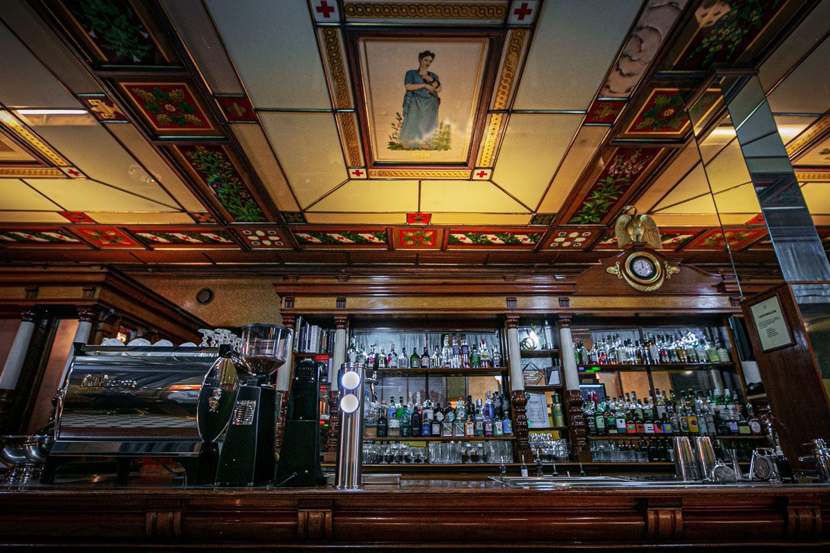 Die Svanen Bar ist eine der schönsten Bars in Oslo, gelegen in einer ehemaligen, denkmalgeschützten Apotheke